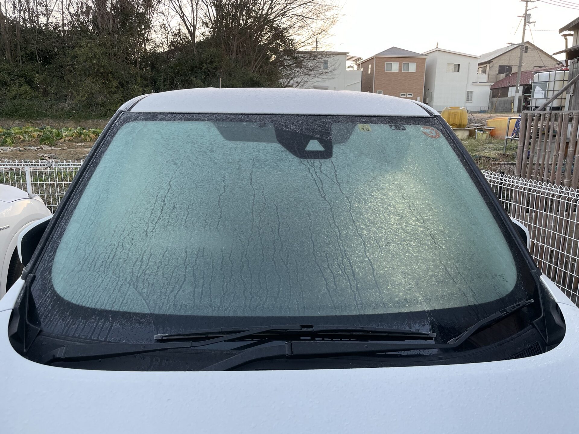 気象予報士が教える 車のフロントガラス凍結の原因とその対処法・予防法